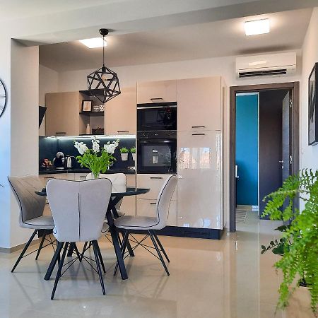 Enjoy Pula - New Apt With Terrace And Free Parking Garage Exteriör bild