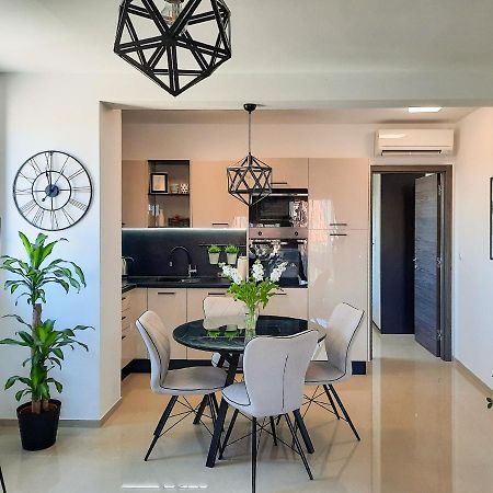 Enjoy Pula - New Apt With Terrace And Free Parking Garage Exteriör bild