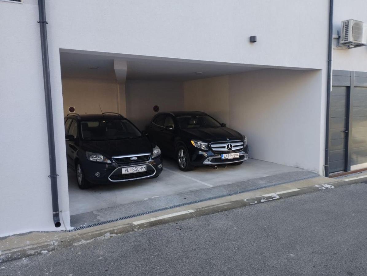 Enjoy Pula - New Apt With Terrace And Free Parking Garage Exteriör bild