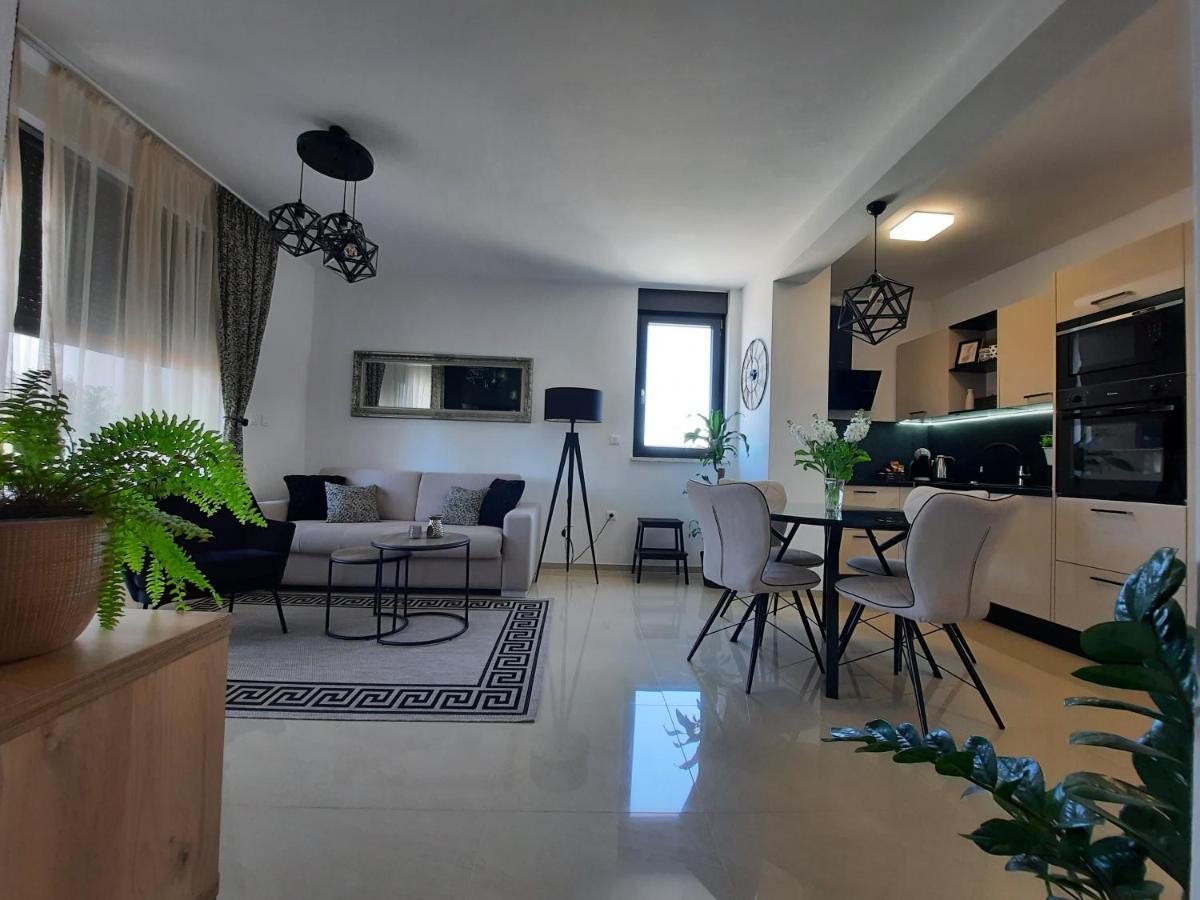 Enjoy Pula - New Apt With Terrace And Free Parking Garage Exteriör bild