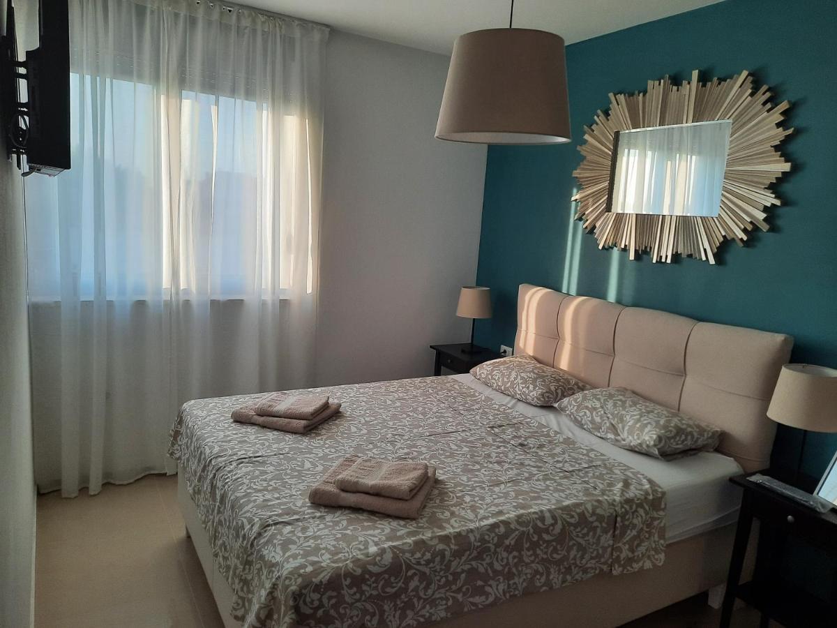 Enjoy Pula - New Apt With Terrace And Free Parking Garage Exteriör bild