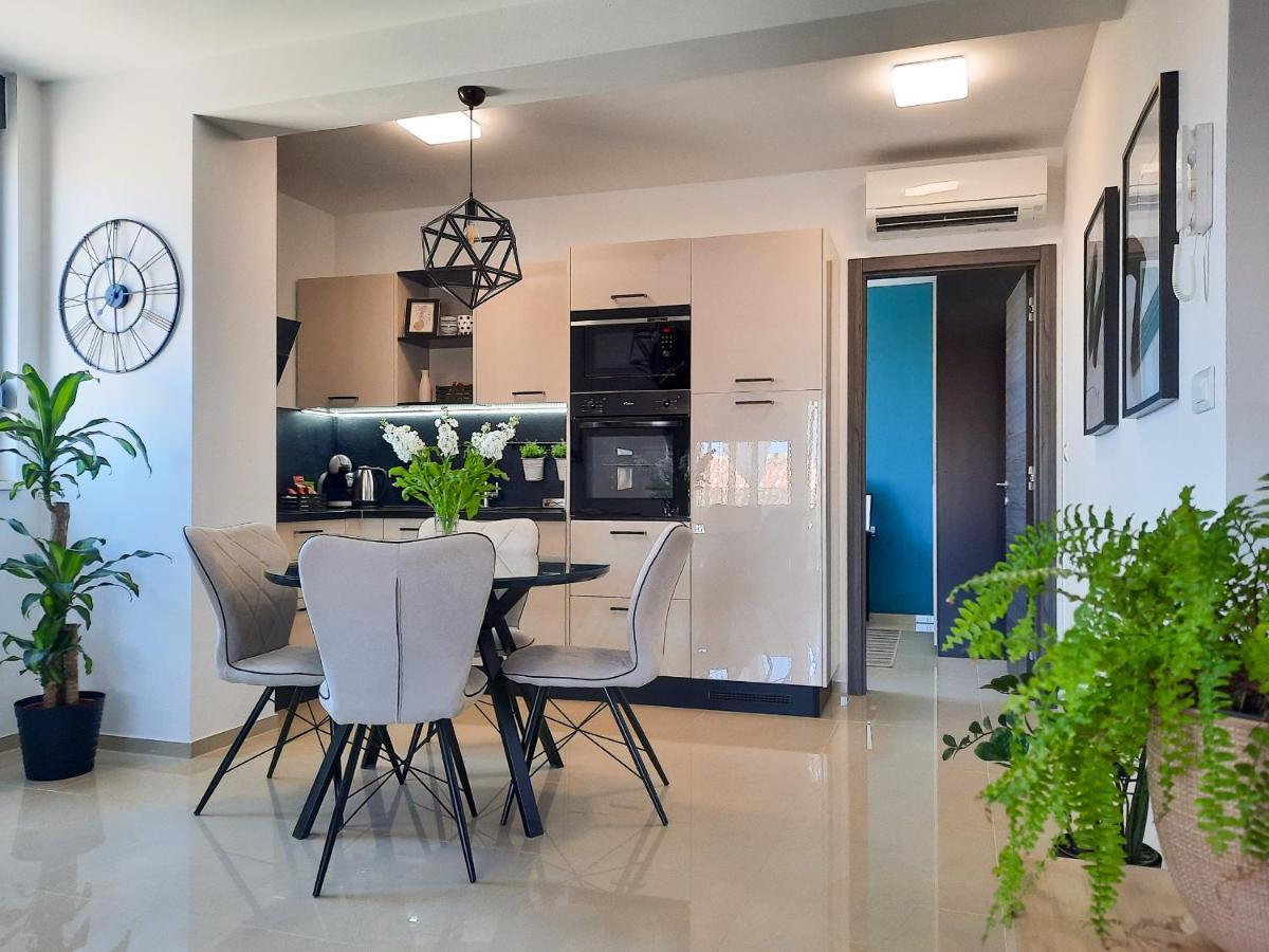 Enjoy Pula - New Apt With Terrace And Free Parking Garage Exteriör bild