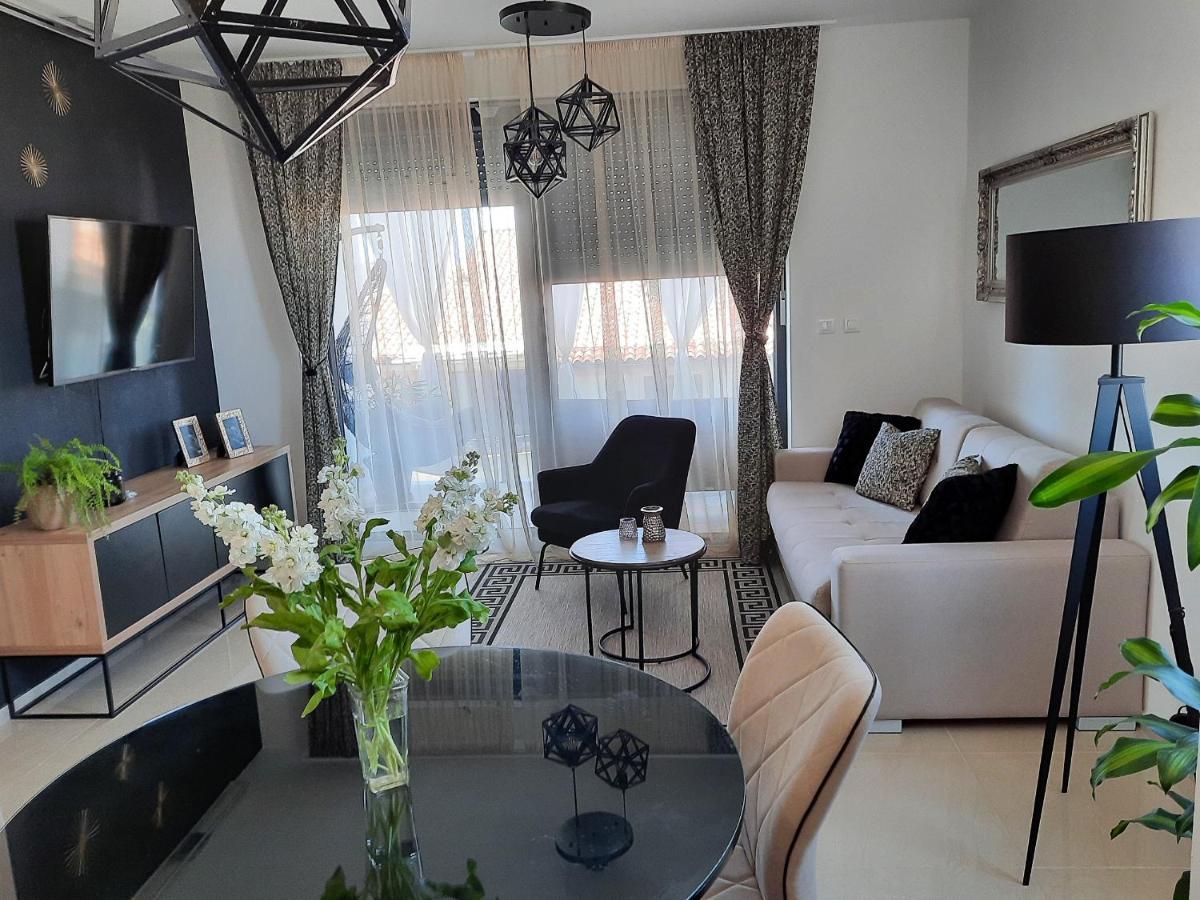 Enjoy Pula - New Apt With Terrace And Free Parking Garage Exteriör bild