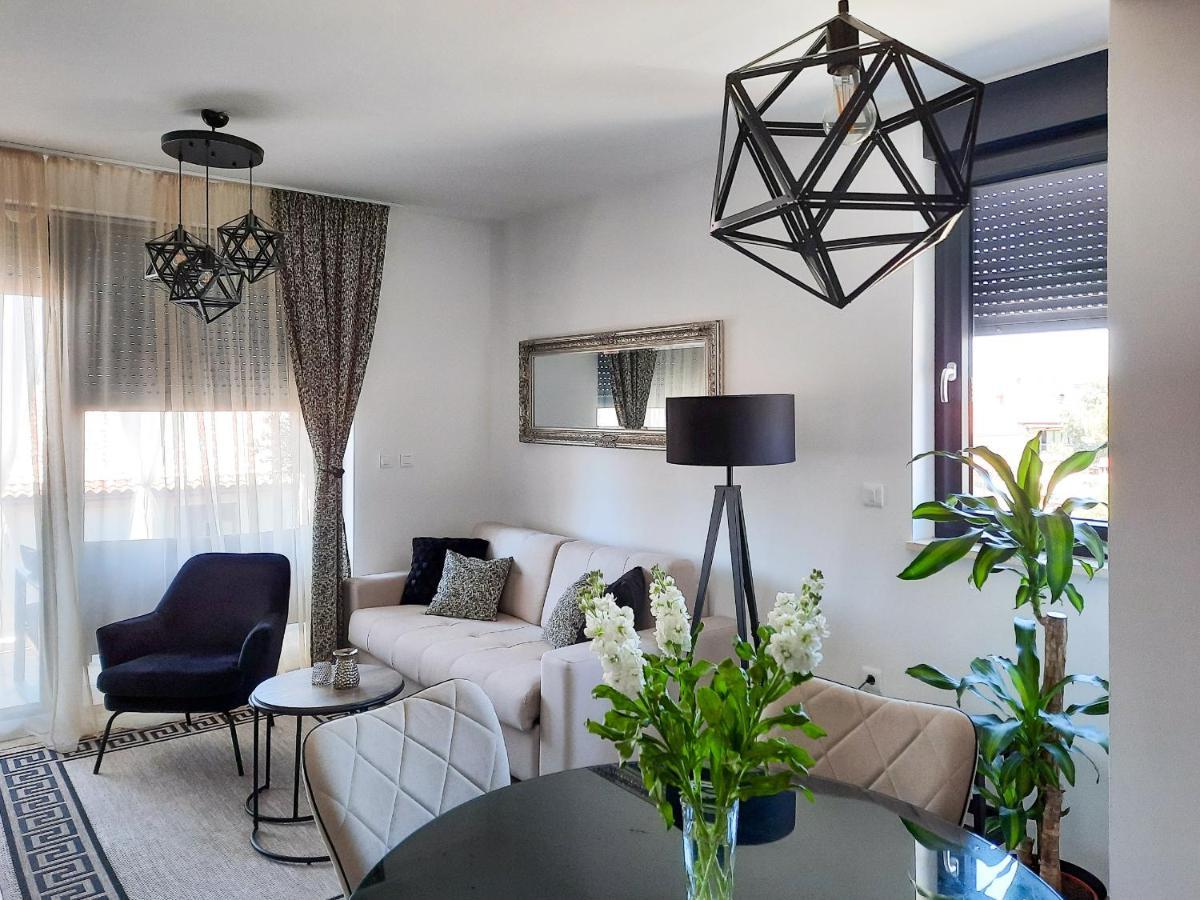 Enjoy Pula - New Apt With Terrace And Free Parking Garage Exteriör bild