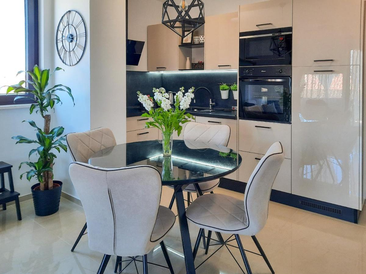 Enjoy Pula - New Apt With Terrace And Free Parking Garage Exteriör bild