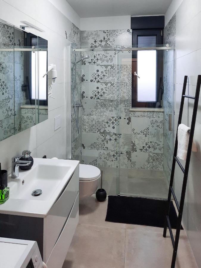 Enjoy Pula - New Apt With Terrace And Free Parking Garage Exteriör bild